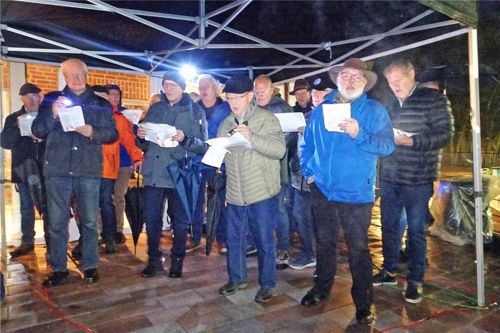 Einstimmen auf Weihnachten: Rudelsingen auf dem Sportcampus Männerchor