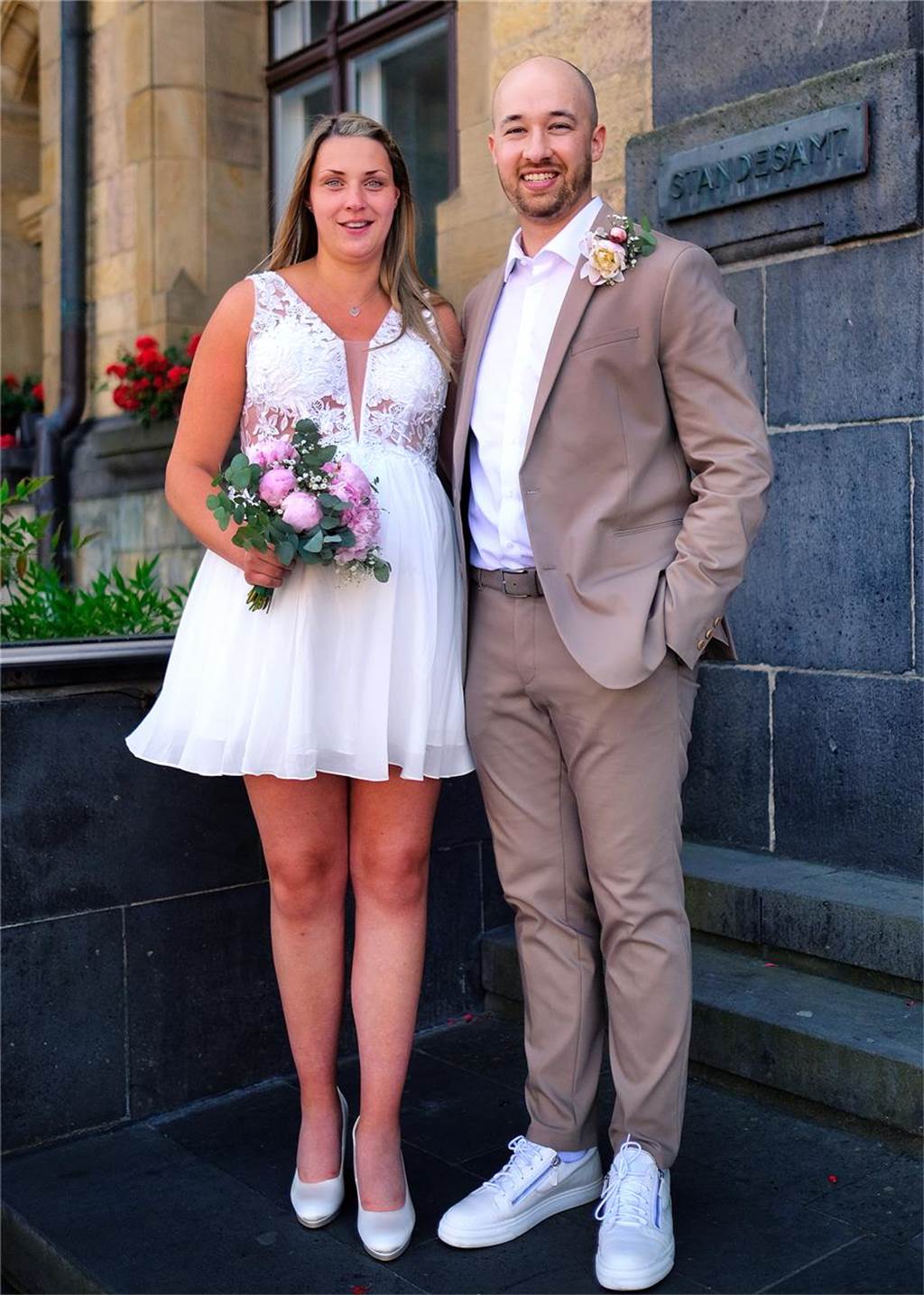 Beim Essen gehen in Essen haben sich Michelle Weiß und Marius Kruppa 2015 kennengelernt. Im Laufe der Zeit kamen sich die beiden näher. Seit knapp sechs Jahren sind die Bankkauffrau und der Industriekaufmann ein Paar. Nun heirateten die 26-Jährige und der 28-Jährige vor der Standesbeamtin im Recklinghäuser Rathaus. Die Hochzeitsreise wird verschoben, weil sich das Paar aus Herten auf Nachwuchs freut.