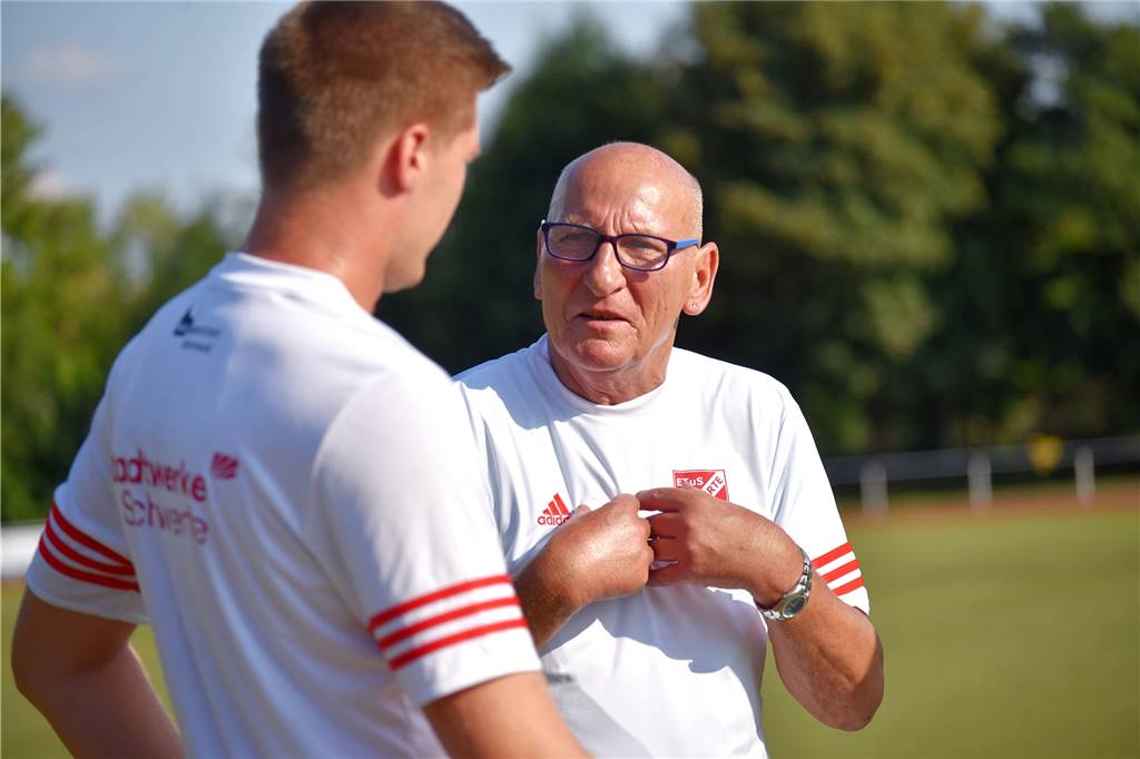 Ein Schwerter Sport-Idol wird 75, aber: „Es gibt keine Feten mehr“ Beim ETuS/DJK Schwerte fungierte Wolfgang Kleff (re.) bis zur vergangenen Saison als Torwarttrainer.