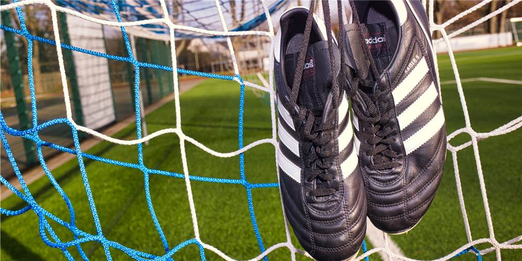 In Hörde nicht angetreten - was war denn da los bei der „Zweiten“ des ETuS/DJK Schwerte? Ein Paar Fußballschuhe hängt im Tornetz.