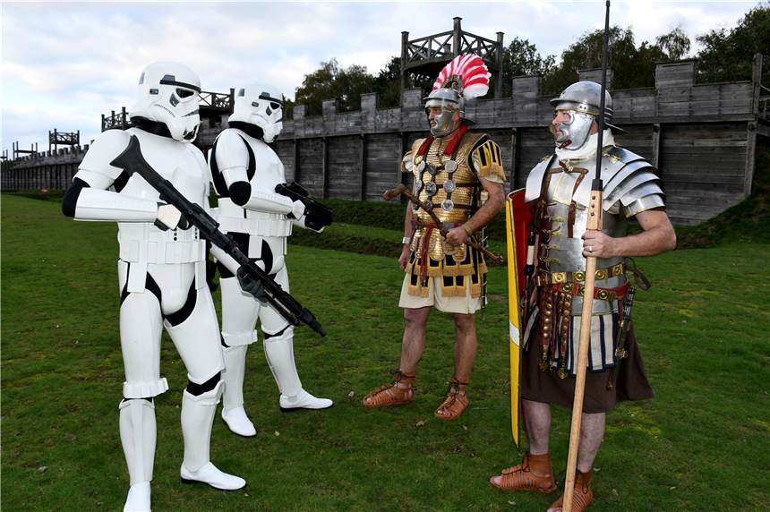 Beim Familien-Aktionstag im LWL-Römermuseum am Sonntag (27. Oktober) treffen galaktische Sturmtruppen auf römische Legionäre.