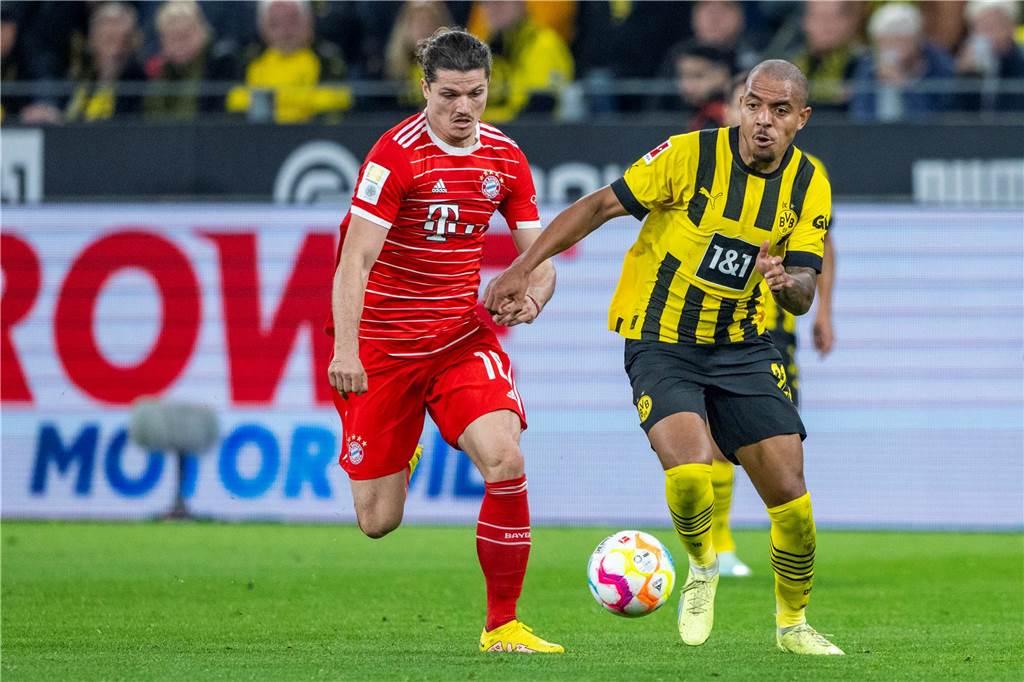 Marcel Sabitzer im Zweikampf mit Donyell Malen.
