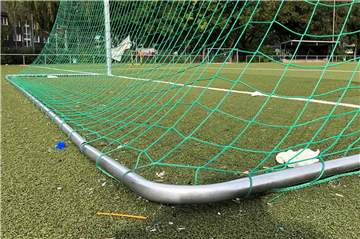 Beim FC Merkur findet sich überall auf dem Gelände Müll – selbst in den Ecken am Tor.