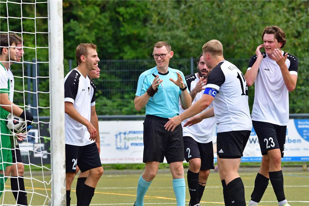 Werner SC II gewinnt Derby gegen FC Nordkirchen II Beim FC Nordkirchen II verstand man nicht, wieso das 3:1 gegeben wurde. Schiedsrichter Vitali Eisenkrein (M.) hatte einiges zu erklären.