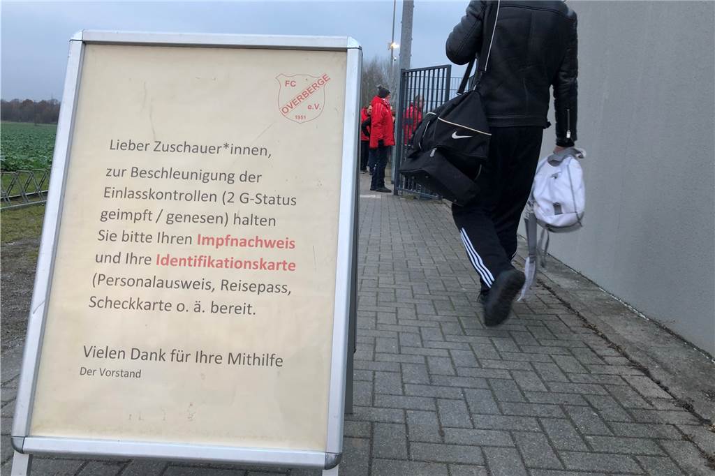 2G-Regel zeigt Wirkung: Verein schickt ungeimpfte Spieler zum Arzt Beim FC Overberge gab es 2G-Kontrollen am Platz.