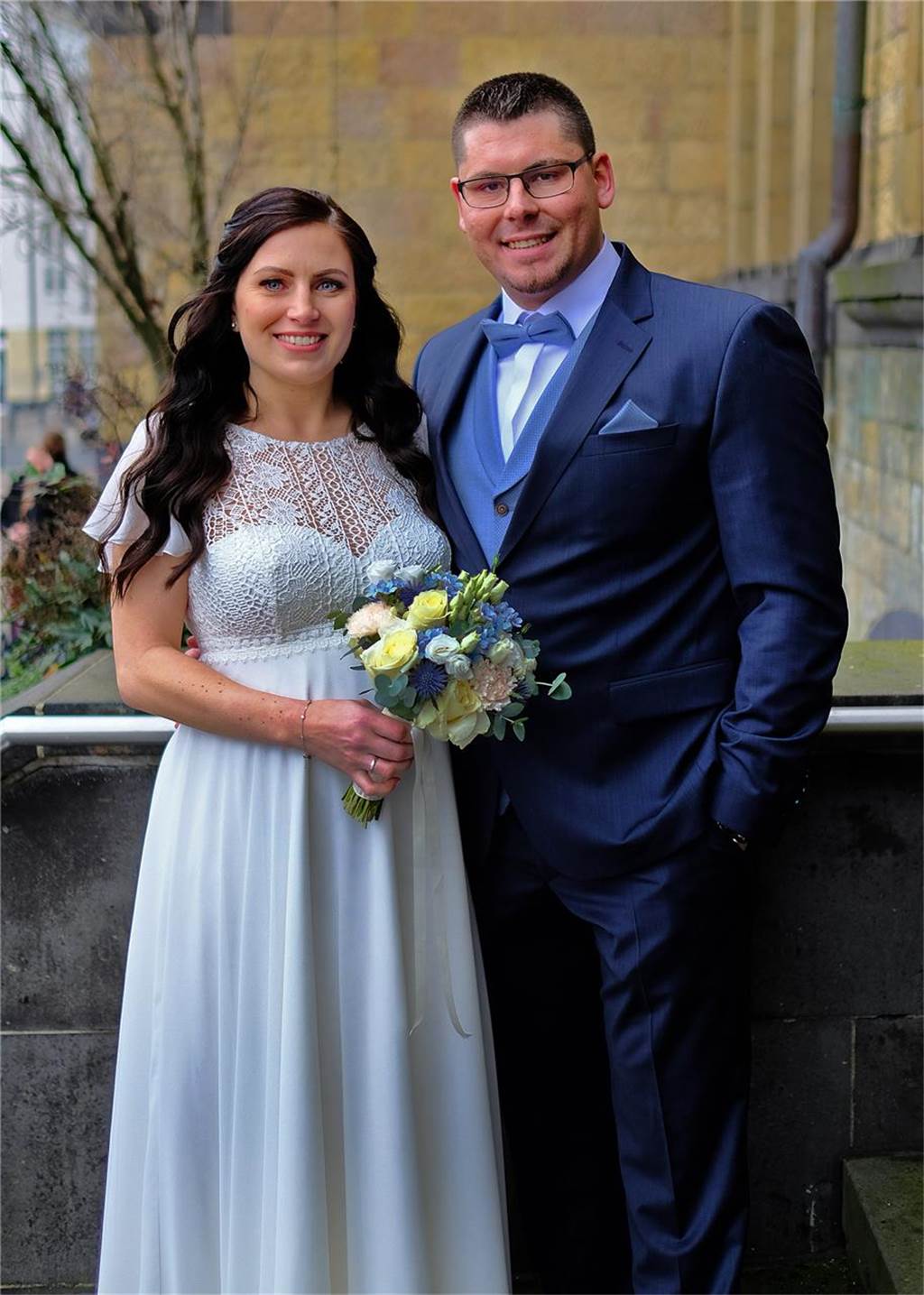 Das Brautpaar Jessica Hörst und Pascal Ribnikar im Eingangsbereich des Rathaus Recklinghausen