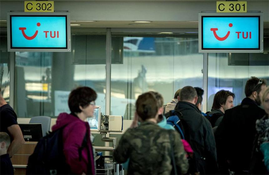 Chaos bei Tuifly: Was Reisende wissen müssen Beim Ferienflieger Tuifly gibt es nach dem Bekanntwerden von geplanten Veränderungen plötzlich Crew-Engpässe. Das wirbelt auch die Flugpläne der Air Berlin durcheinander, für die ein Drittel der Tuifly-Flotte fliegt. Die Folge sind stundenlange Verspätungen und Flugausfälle.