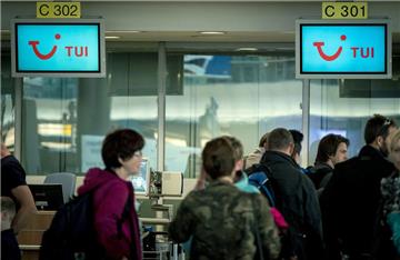Beim Ferienflieger Tuifly gibt es nach dem Bekanntwerden von geplanten Veränderungen plötzlich Crew-Engpässe. Das wirbelt auch die Flugpläne der Air Berlin durcheinander, für die ein Drittel der Tuifly-Flotte fliegt. Die Folge sind stundenlange Verspätungen und Flugausfälle.