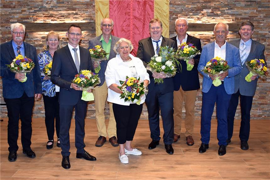Verspäteter Abschied von Risthaus und Co. in Ascheberg Beim Festakt: vl .l. Bernhard Pettendrup (CDU), Cornelia Pelster (CDU), Bürgermeister a.D. Dr. Bert Risthaus, Dr. Christoph Koch (UWG), Hildegard Kuhlmann (CDU), Bürgermeister Thomas Stohldreier, Ludger Wobbe (CDU), Josef Reher (CDU) und Franz Silkenbömer (CDU).