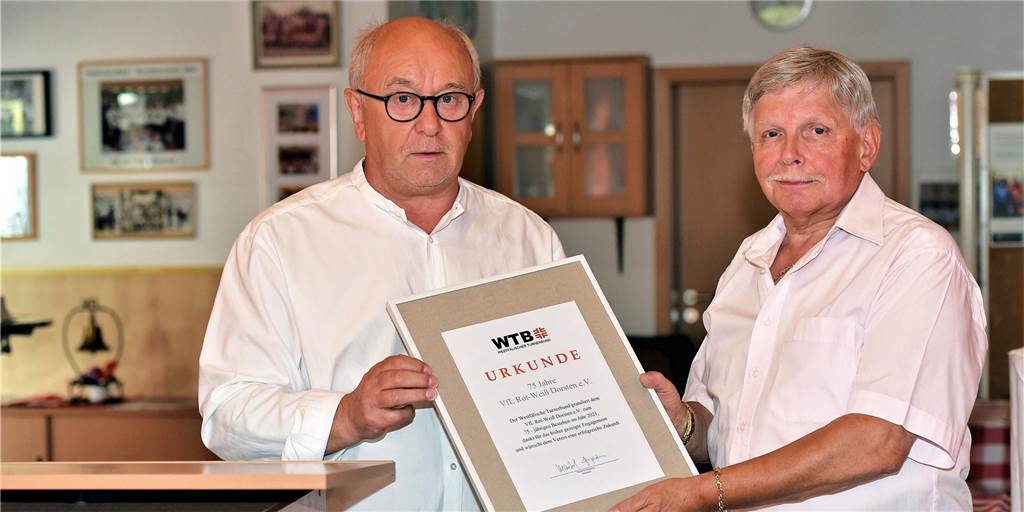 Ohne jeden Schnickschnack - VfL Rot-Weiß Dorsten beschloss Jubiläumswoche mit dem Festakt Dieter Torz vom Turngau Münsterland überreicht Heinz-Georg Schulz vom VfL Rot-Weiß Dorsten eine Urkunde