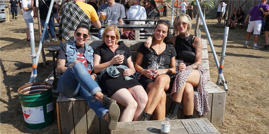 Hinter‘m Kornfeld rechts: 1.000 Gäste pilgerten zur Party hinter dem Segelflugplatz Beim Festival sah man nur fröhliche Gesichter, hier von Kessi, Simone, Ramona und Mareike.