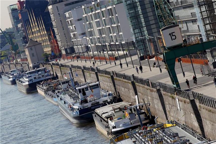 Rheinauhafen: Binnenschiffer mit Lösung nicht einverstanden Beim Festmachverbot am Kölner Rheinauhafen gibt es noch keine Einigung. Foto: Oliver Berg/Archiv