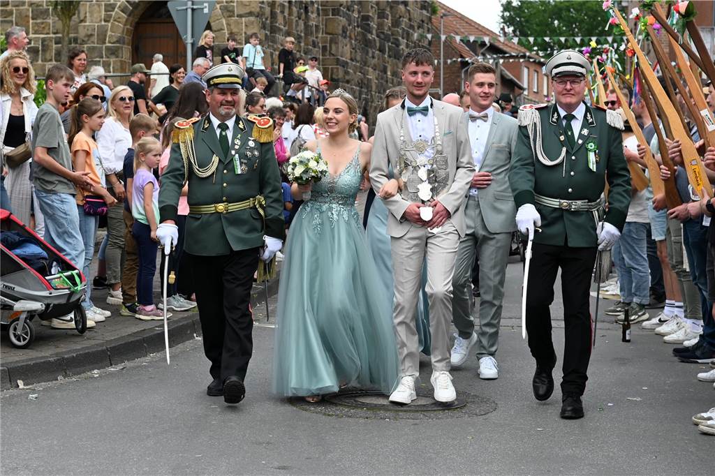 Schützenfest in Lembeck: Luca Gödde ist neuer König in Lembeck Beim Festumzug und der Parade genoss das scheidende Königspaar beim Schützenfest in Lembeck den Jubel der Menge.