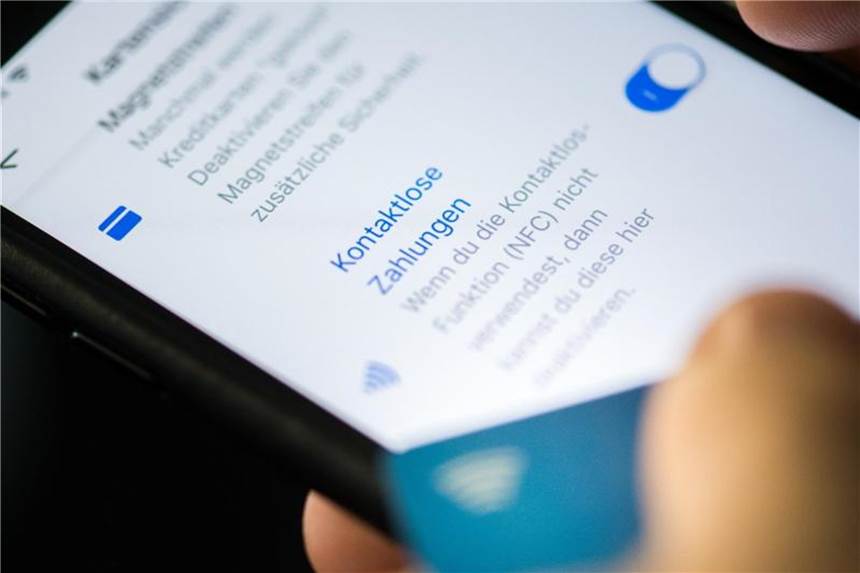 Bankkunden können Kontaktloses Bezahlen deaktivieren Beim Fintech-Unternehmen Revolut lässt sich die Kontaktlos-Bezahlfunktion der Geldkarte per App deaktivieren. Foto: Franziska Gabbert