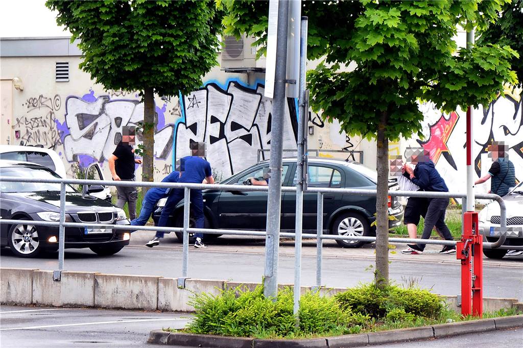 Großes Polizeiaufgebot bei Aldi am Bahnhof: Was war los am Donnerstagabend in Schwerte? Beim Fluchtversuch stellten sich Supermarkt-Mitarbeiter den Dieben in den Weg. Ein Mitarbeiter wurde dabei angefahren und verletzt.