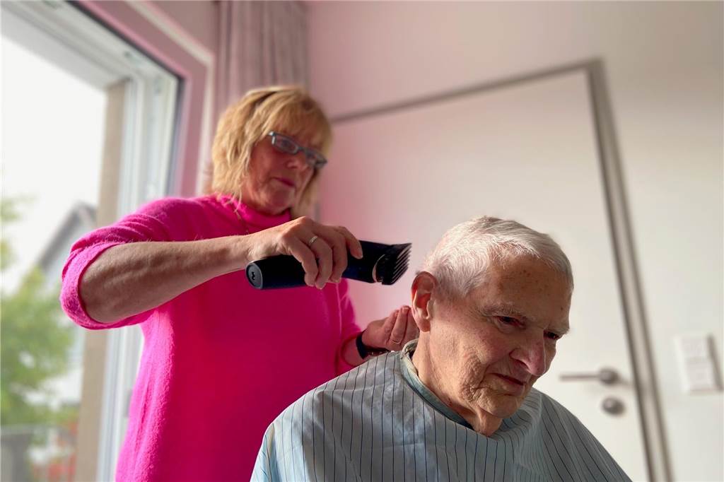 Marion Hebel frisiert Menschen im Hospiz Beim Frisieren redet Heinrich Risse mit Marion Hebel