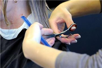 Beim Frisör zahlen Frauen bei gleicher Haarlänge meist mehr als Männer. Foto: Carsten Rehder/dpa