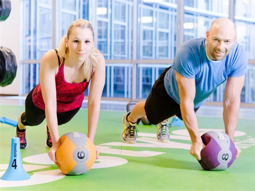 Functional Training - Was ist dran am Trend? Beim Functional Training kommen oft Hilfsmittel zum Einsatz, wie hier im Fitnessstudio Fitness First in Berlin. So werden die Übungen abwechslungsreicher. Foto: Monique Wüstenhagen