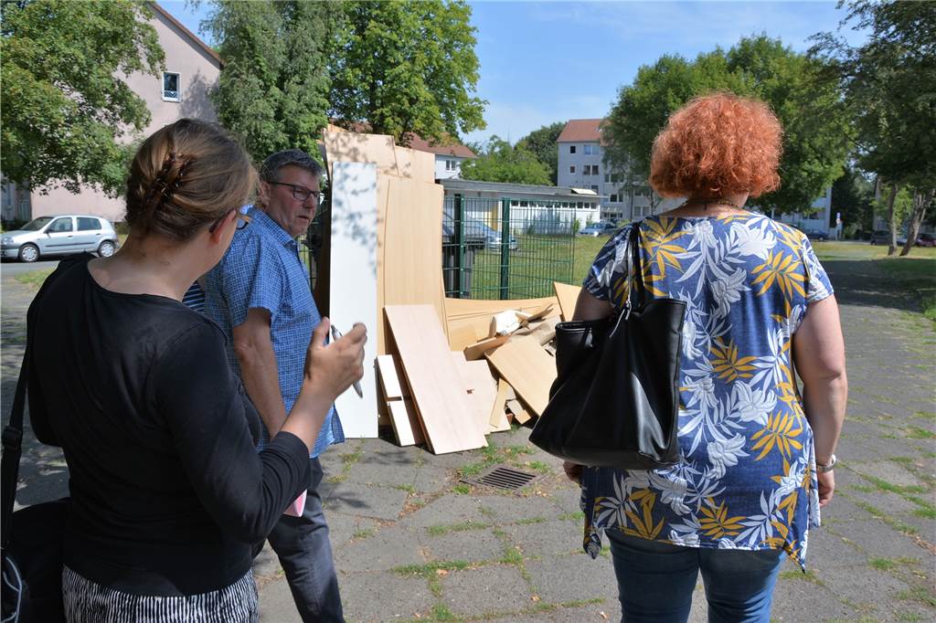 Merklinde hat Image-Probleme - Diese Menschen sehen das Potenzial des Stadtteils Beim Gang durch das Quartier gibt es auch nicht so schöne Ecken. Das wird von Oliver Becker gleich notiert.
