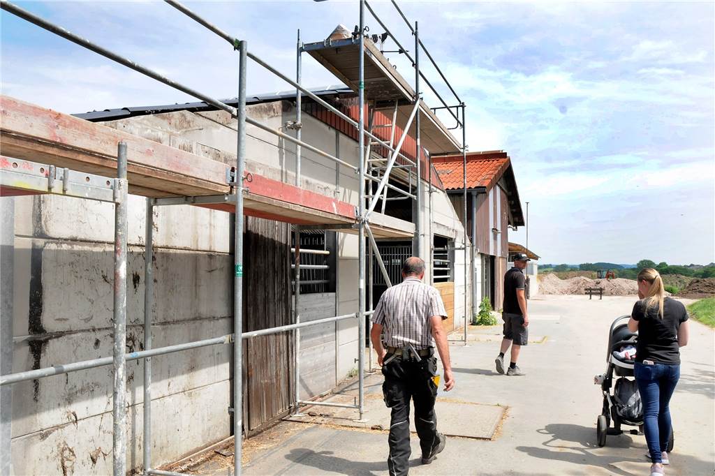 Beim Gang über den rückwärtigen Bereich des Hofes Mikus zeigt sich der Umfang der Um- und Neubaumaßnahmen für die neue Nutzung als Ausbildungszentrum für den Reining-Sport.