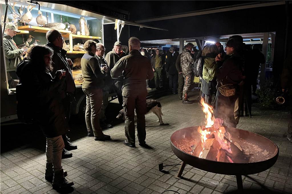 Am Lagerfeuer auf dem Hof klingt der Tag aus.