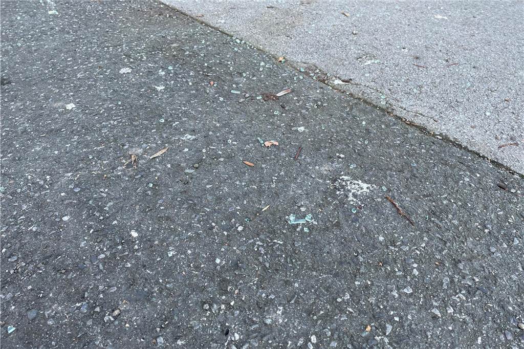 Reste von Fensterglas liegen noch in der Straße "Rohdesdiek" in Westerfilde