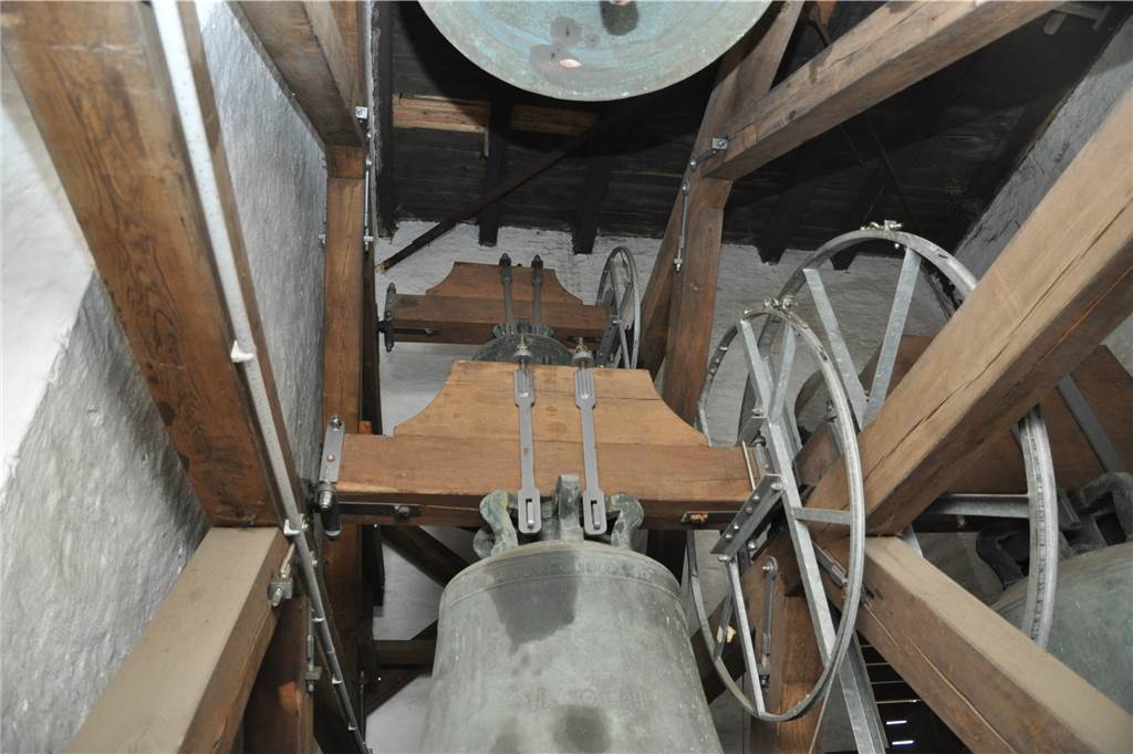 Fünf Glocken läuten in St. Lambertus, es sollen noch mehr werden Beim genauen Hinsehen zeigen sich drei Glocken, die auf zwei Ebenen angebracht sind.