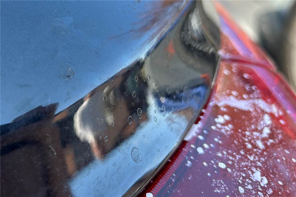 Säureanschlag auf Auto - Oliver Gremme: „Machen uns richtig Sorgen“ Beim genaueren Hinsehen lassen sich Blasen im schwarzen Lack erkennen.