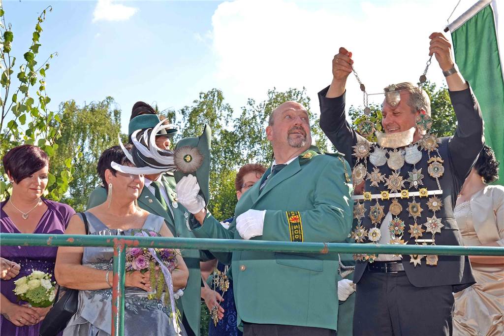 Doppel-Amtszeit für Bernd I. und Ute I.: Die Krone war immer griffbereit Rückblick vor vier Jahren: Bürgermeister Jürgen Kleine-Frauns (r.) nahm als Schirmherr die Königsproklamation vor und legte dem neuen König Bernd I. Lindau die Königskette um.