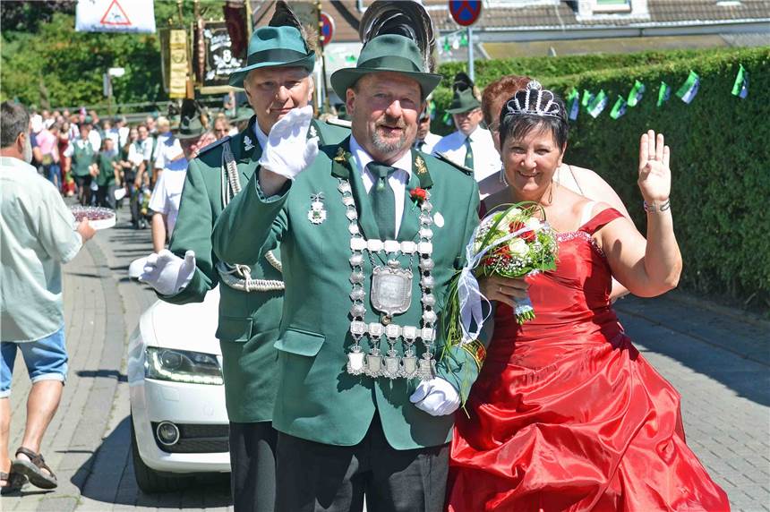 Corona: Schützenverein Lünen-Süd verschiebt Schützenfest auf Mai 2022 Beim großen Festzug im Juli 2018 ließen sich Bernd I. und Ute I. Lindau als Majestäten des Schützenvereins Lünen-Süd feiern. Wegen der Corona-Krise musste das Schützenfest 2020 abgesagt werden. Das Königspaar verlängerte seine Amtszeit freiwillig.