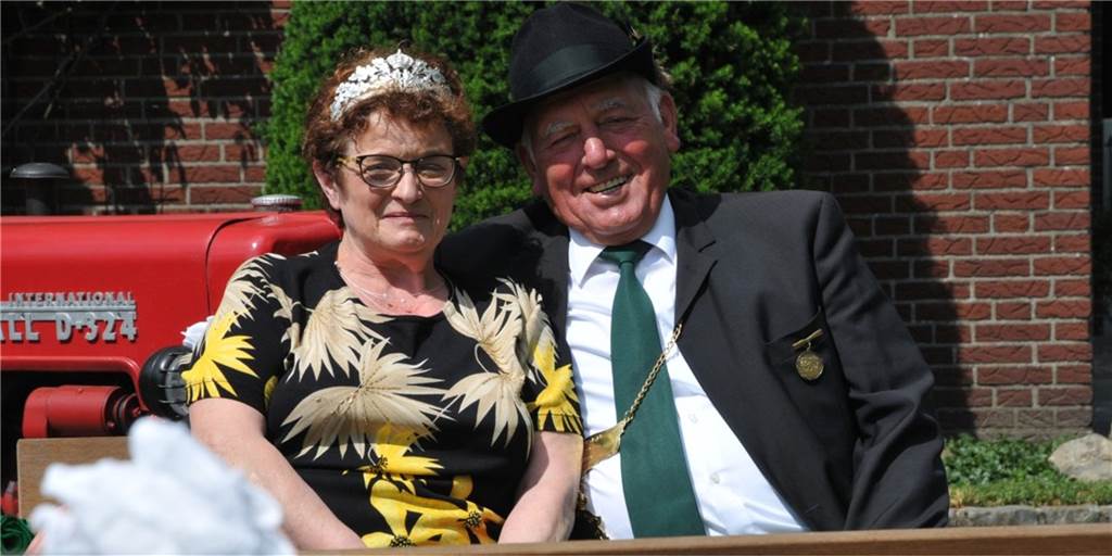 175 Jahre Schützenverein Averbeck: Kaiserehre wird neu ausgeschossen Beim großen Jubiläumsfest der Averbecker Schützen wird die Kaiserwürde neu ausgeschossen. Seit 1995 sind Maria Alfert und Wilhelm Samberg das Kaiserpaar.