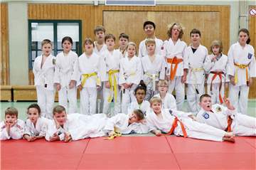 Beim Gruppenfoto fehlten drei. Denn insgesamt gingen bei den Halterner Stadtmeisterschaften 24 Nachwuchsjudoka ins Rennen um die sieben zu vergebenden Titel.