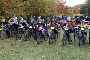 Beim Gruppenstart versuchte jeder Fahrer, eine gute Position zu ergattern, hier die U13-Fahrer.