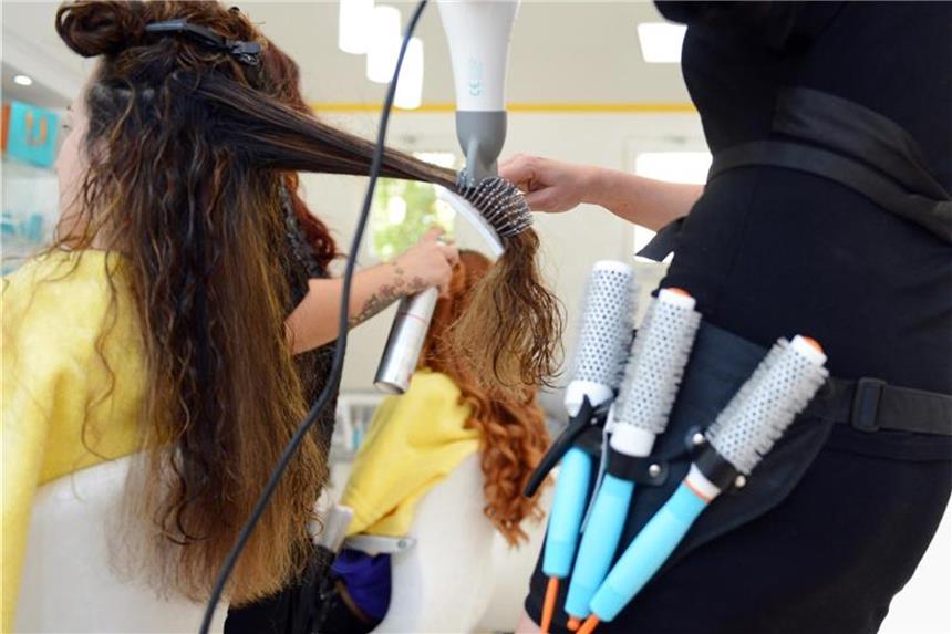 Naturfarben decken graue Haare nur bedingt ab Beim Haarefärben kann es passieren, dass Naturfarben nicht alles abdecken. Foto: Britta Pedersen