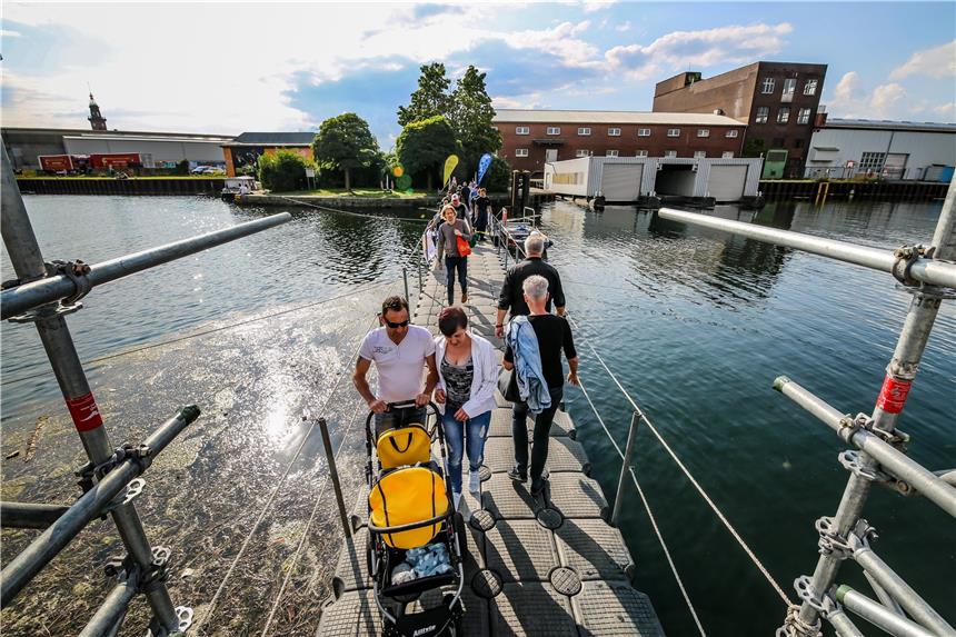 Der Hafenspaziergang im Foto-Überblick Beim Hafenspaziergang konnte sich die Nordstadt von ihrer besten Seite zeigen. Erstmals verband eine Pontonbrücke die Ufer des Hafenbeckens.