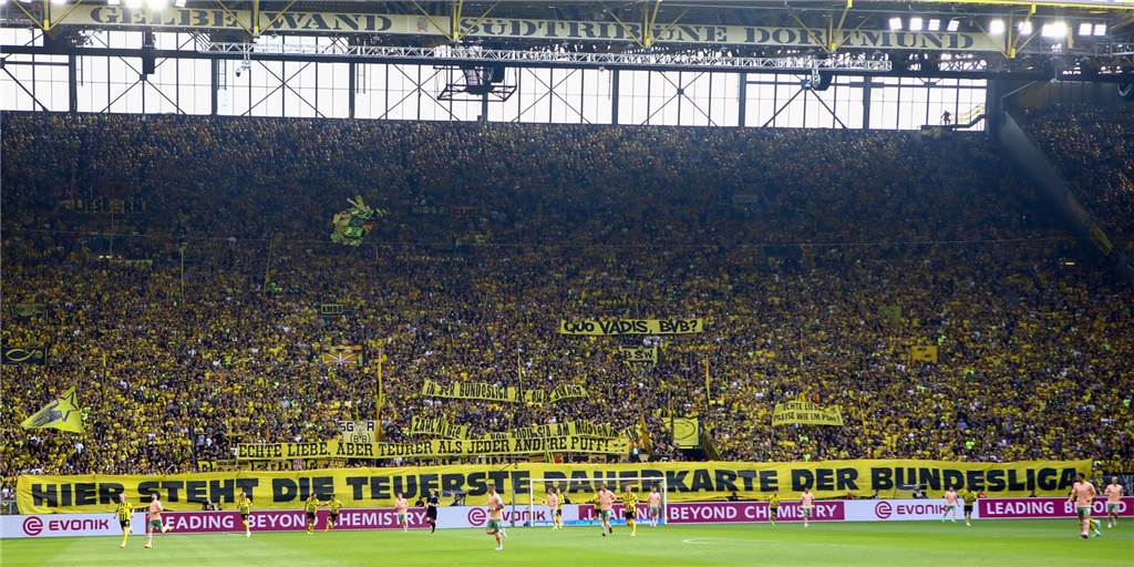Nach Fan-Protesten gegen Ticketpreise: So reagiert der BVB BVB-Fans auf der Südtribüne zeigen ein Banner mit der Aufschrift: "Hier steht die teuerste Dauerkarte der Bundesliga"