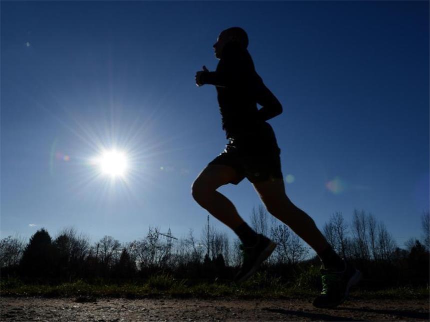 Intensives Intervalltraining gegen Bewegungsmangel Beim HIIT-Training folgt auf eine intensive Belastungsphase eine Erholungspause. Dabei sind die Zeitabstände möglichst kurz. Foto: Patrick Seeger