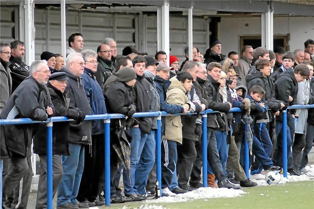 2010 entschieden kaputte Schuhsohlen das eiskalte Castrop-Rauxeler Landesliga-Derby Beim Hinspiel waren es noch über 600 Zuschauer. Im März 2010 kamen - wohl auch wegen der Kälte - nur 250 Gäste zum Landesliga-Derby zwischen Schwerin und Habinghorst.
