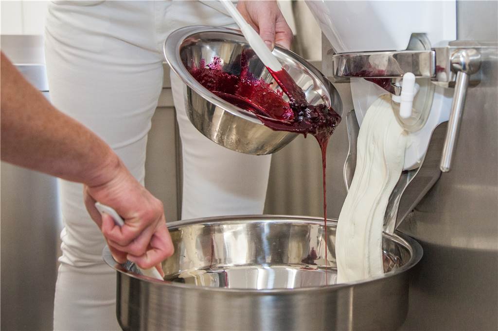 Erster Innovationspreis für zwei Bäuerinnen mit gutem Geschmack Beim Hohe Mark Eis ist alles Handarbeit.