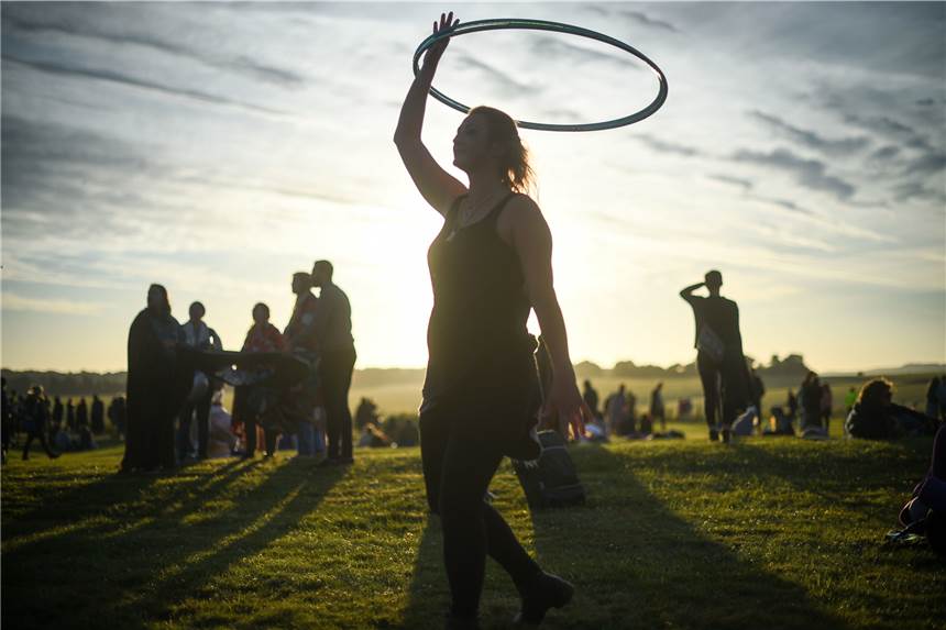 Trendsport Hula-Hoop-Dance: Diese Tricks mit dem Reifen lernen auch Anfänger schnell „Beim Hoopdance nutzt man mit der Zeit eher kleinere und leichtere Reifen“, erklärt Trainerin Rosi Völker.