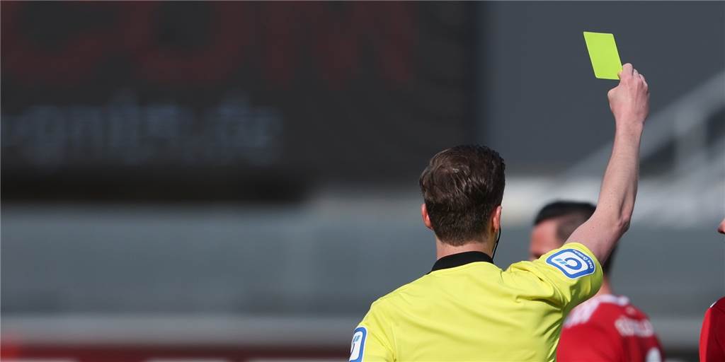16 Gelbe Karten: Ergebnis beim Huckarder Jubiläumsturnier rückt in den Hintergrund Ein Schiedsrichter zeigt bei einem Fußballspiel die Gelbe Karte.