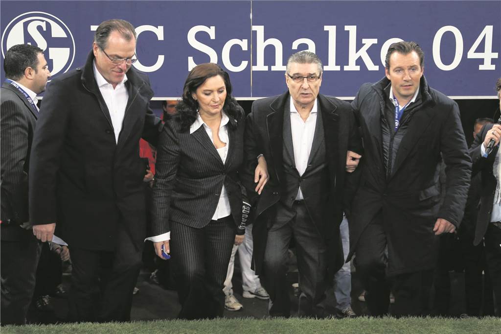 Anwalt Benecken räumt ein: Tochter von Rudi Assauer hat großen Fehler gemacht Beim „Jahrhundertspiel“ Deutschland - Türkei am 17.11.2013 in der Veltins-Arena in Gelsenkirchen betreten (v.l.) der damalige Aufsichtsratsvorsitzende des FC-Schalke 04, Clemens Tönnies, Bettina Michael, Rudi Assauer und der Ex-Schalke-Spieler Marc Wilmots das Spielfeld.