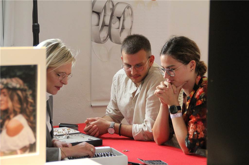 Beim Juwelier „Wichelhaus" informierten sich die Paare über Trau-Ringe. Beim ersten Anblick strahlten nicht nur einmal die Augen der Gäste.