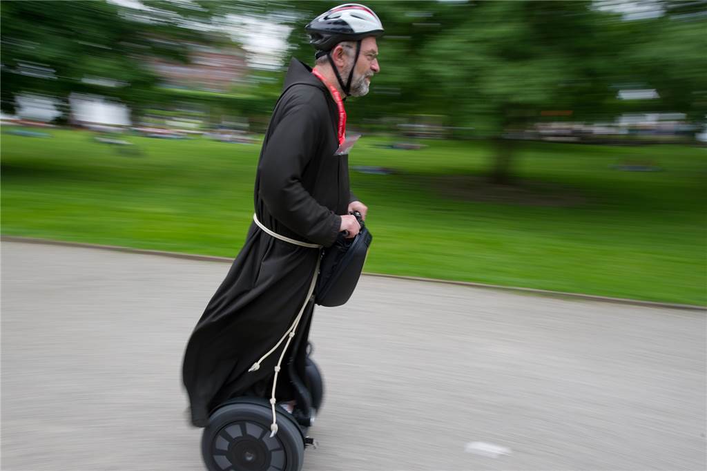 Bekanntes Fernsehgesicht: Stadtlohner Mönch bekommt Bundesverdienstkreuz Beim Katholikentag 2012 in Mannheim war Kapuzinermönch Paulus Terwitte auf einem Segway unterwegs.