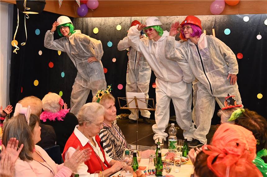 Video und viele Fotos: Beim Karneval in Hamm-Bossendorf tobte wieder der Saal Beim KFD-Karneval in Heilig Kreuz ging mächtig die Post ab.