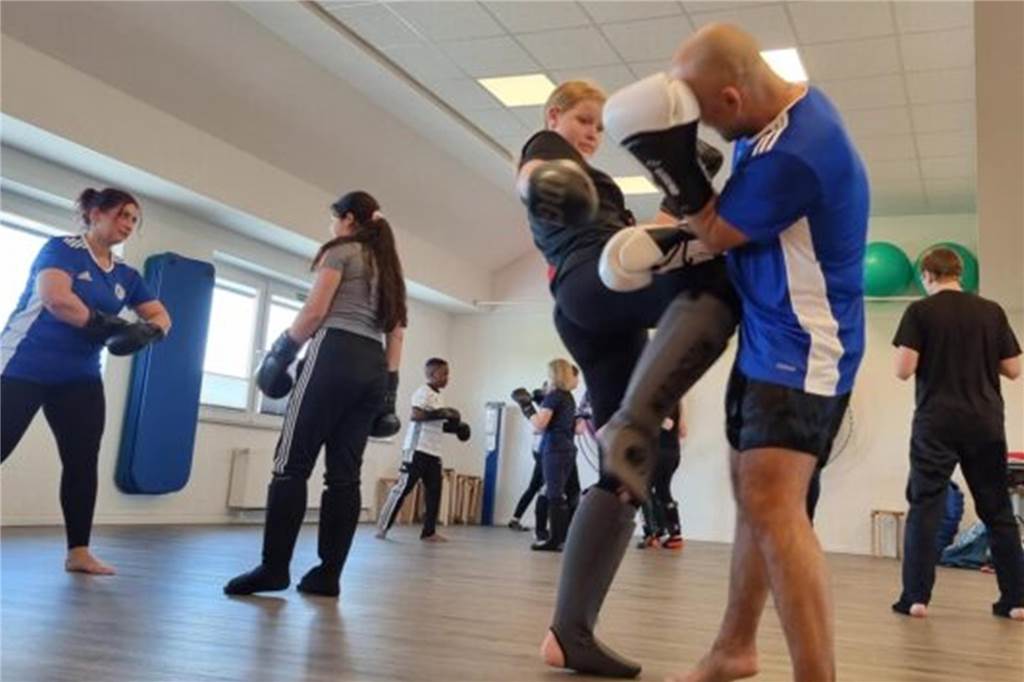 Junge Heekerin im Kickbox-Ring: Merle (16) ist „mit Talent gesegnet“ Kickbox-Training