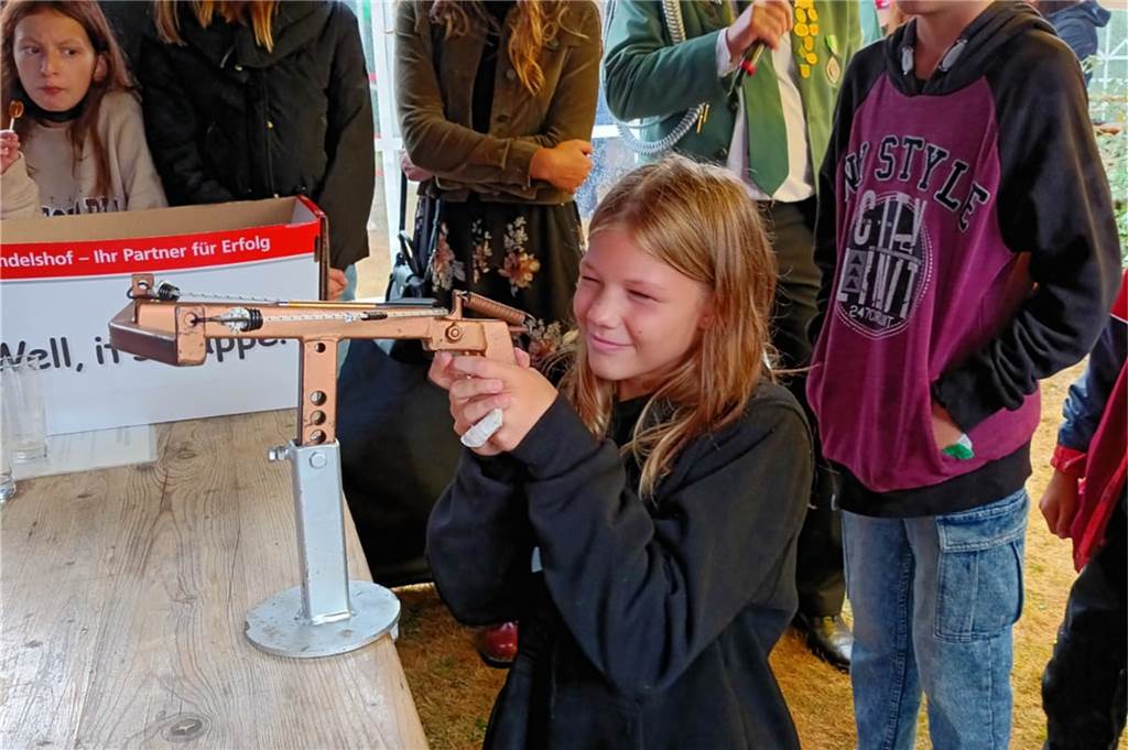 Nach vier Jahren Pause: Schützenverein Baaken in Werne hat ein neues Kinder-Schützenpaar Ein Mädchen schießt.