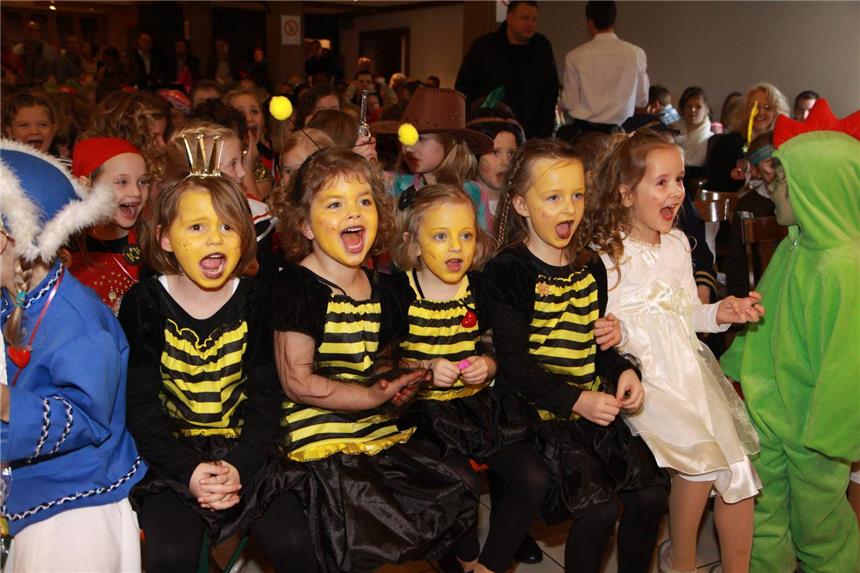 Junge Narren feiern beim Kinderbüttnachmittag Beim Kinderbüttnachmittag in Ottenstein bekamen die kleinen und großen Zuschauer ein buntes Programm geboten.