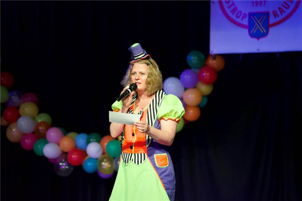 Beim Kinderkarneval feierten am Sonntag viele Eltern mit ihren Kindern in der ASG-Aula in Castrop.