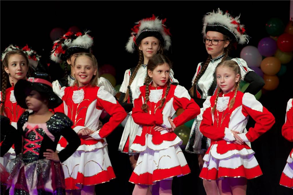 Beim Kinderkarneval feierten am Sonntag viele Eltern mit ihren Kindern in der ASG-Aula in Castrop.
